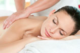 Frau bei einer Massagebehandlung